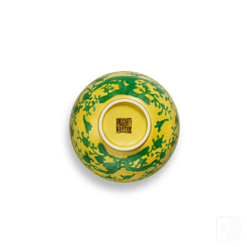 A yellow-ground green-enamelled 'peach' bowl, Seal mark and period of Daoguang | 清道光 黃地綠彩桃樹紋盌 《大清道光年製》 - 图2